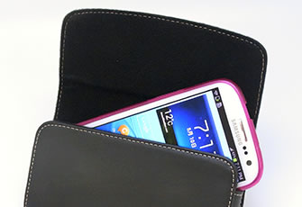 ハードケース付きスマートフォンが収納可能